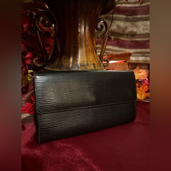 Authentic Louis Vuitton Black EPI Leather Unisex Wallet - Picture 2 of 12